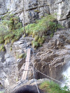 Sull’altro lato della 1° passerella sulla cascata (41625 bytes)